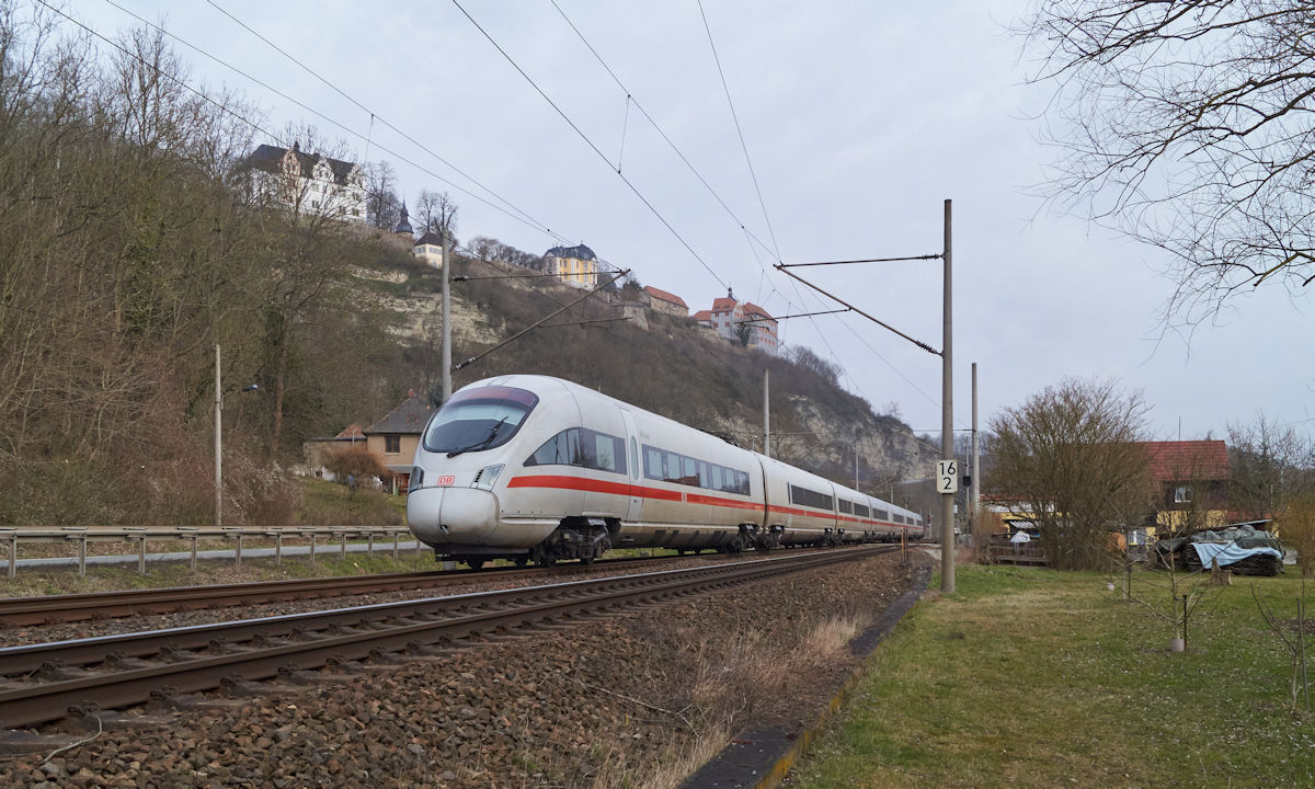 Die Dornburger Schlösser sind ein beliebtes Fotomotiv an der Saalbahn. Am 15.3.2017 war 411 576 als ICE 1207 auf dem Weg von Hamburg Altona über Berlin, Leipzig und München nach Innsbruck und passierte die Fotostelle.