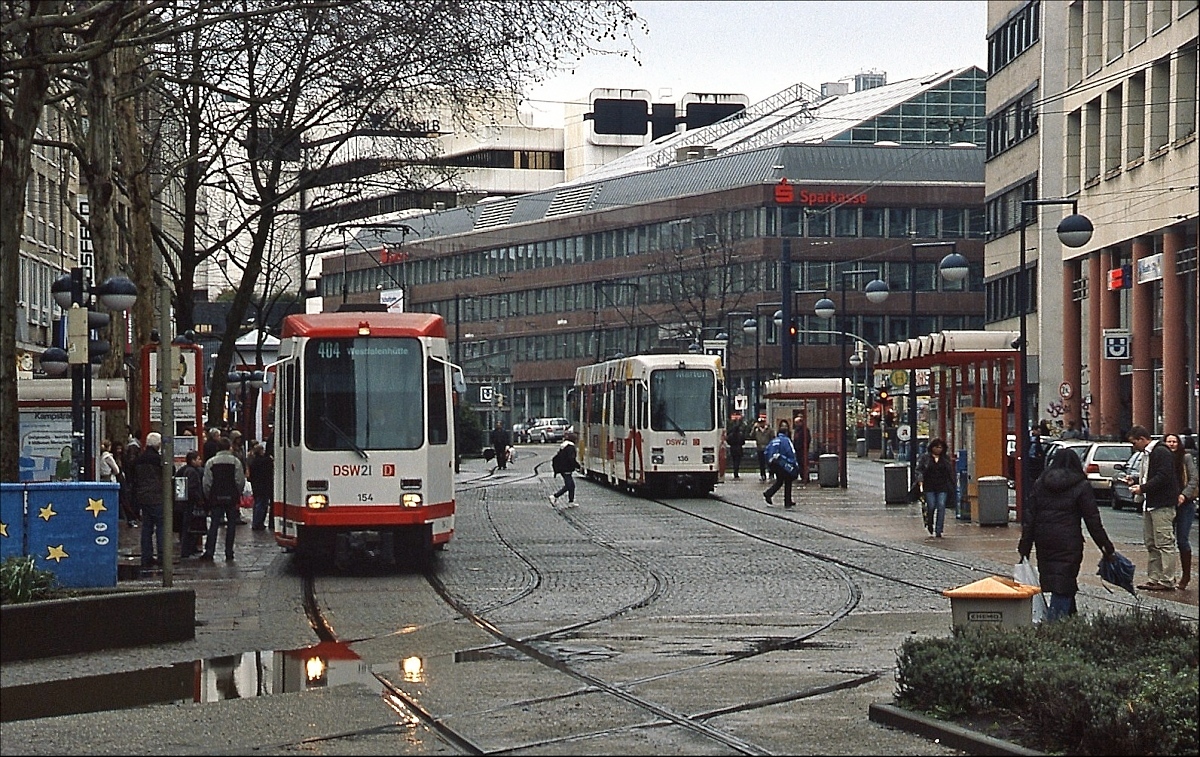 Die Dortmunder N6C 154 und 136 treffen sich Anfang April 2008 an der Haltestelle Kampstraße in der Dortmunder Innenstadt