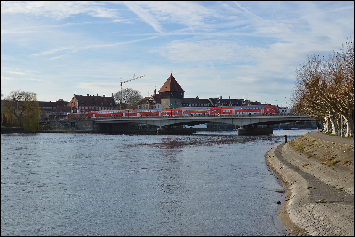 Die Dostos der Schwarzwaldbahn nehmen die Farben des Bodensees an bei der Überquerung der Konstanzer Rheinbrücke. Dezember 2015.