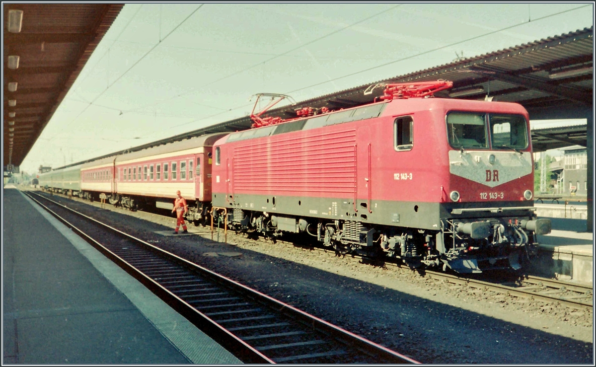 Die DR 112 143-3 wartet mit einem Nachtschnellzug nach Villnus und Kiew in Berlin Lichtenberg auf die Abfahrt. 

Analogbild vom 3. Mai 1994
