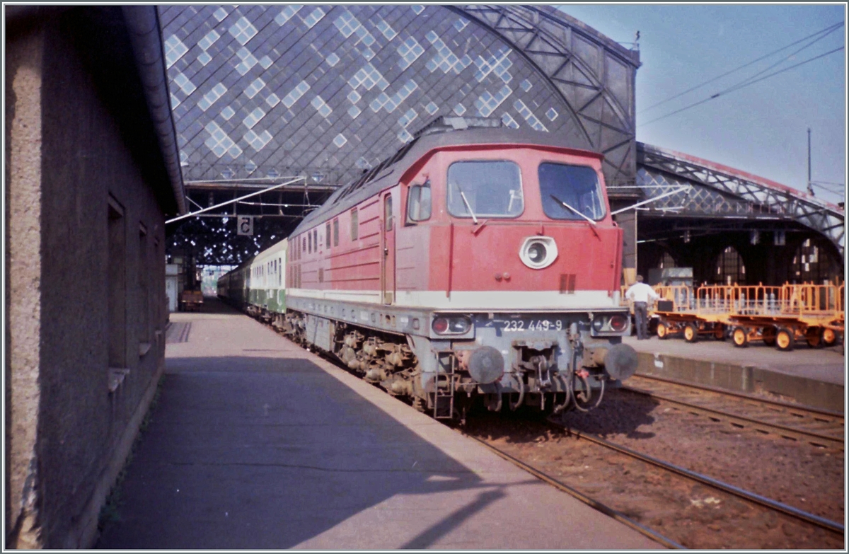 Die DR 232 449-9 wartet mit einem Personenzug in Dresden Neustadt auf die Weiterfahrt

19. Mai 1992