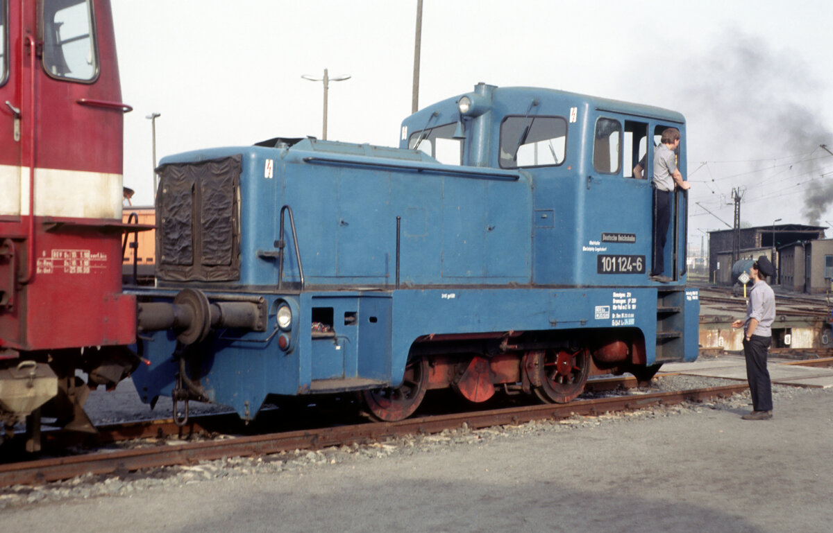 Die DR-Kleinlok der BR V 15 - 101 124 (ex V 15 2024) - am 14.10.1990 im Bw. Engelsdorf.