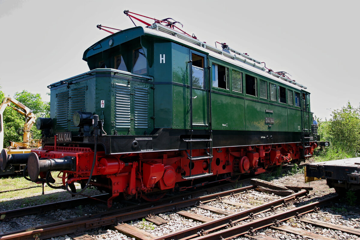 Die DR-Museumslok E 44 044² entstand nach einem Nummerntausch mit der E 44 063. Am 28.05.2005 konnte die Lok beim TEV in Weimar fotografiert werden.