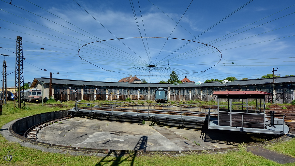 Die Drehscheibe im Bahnpark Augsburg wurde 1922 gebaut und besitzt eine Tragfähigkeit von 176 Tonnen. Später folgte eine Oberleitungsspinne, um die zunehmende Elektrifizierung der Bahnstrecken gerecht zu werden. (Juni 2019)