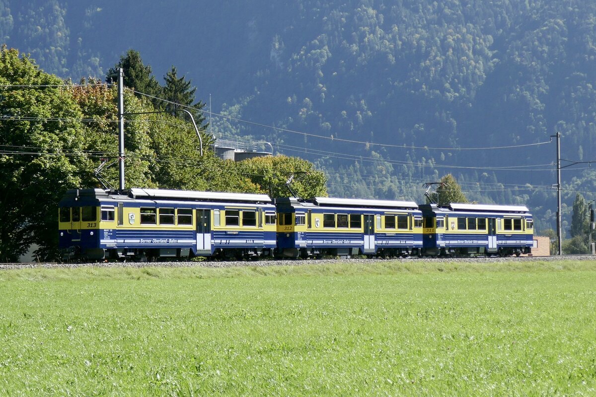 Die drei ABeh 4/4 II 313  Lauterbrunnen , 312  Interlaken  und 311  Grindelwald  auf Überführung von Zweilütschinen nach Interlaken Ost für die anschliessende Abschiedsfahrt, am 19.9.25 kurz vor Interlaken Ost.