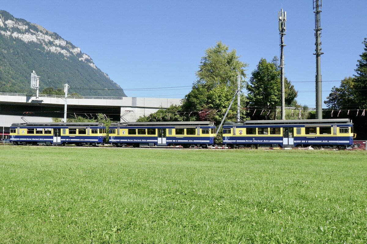 Die drei ABeh 4/4 II 313  Lauterbrunnen , 312  Interlaken  und 311  Grindelwald  auf der Überführung nach Interlaken Ost, am 19.9.25 bei Interlaken.