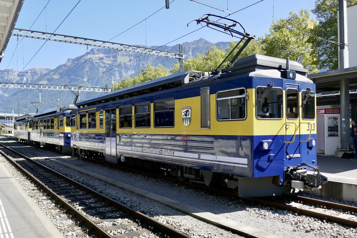 Die drei ABeh 4/4 II 313  Lauterbrunnen , 312  Interlaken  und 311  Grindelwald  am 19.9.25 im Bahnhof Interlaken Ost.