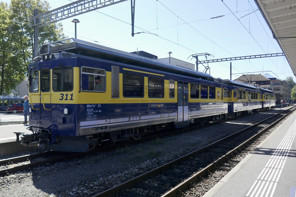 Die drei ABeh 4/4 II Triebwagen 311–313 am 19.9.25 im Bahnhof Interlaken Ost.