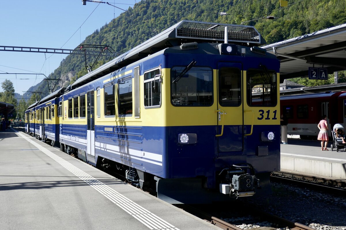 Die drei ABeh 4/4 II Triebwagen der BOB stehen am 19.9.25 im Bahnhof Interlaken Ost für die Abschiedsfahrt bereit.