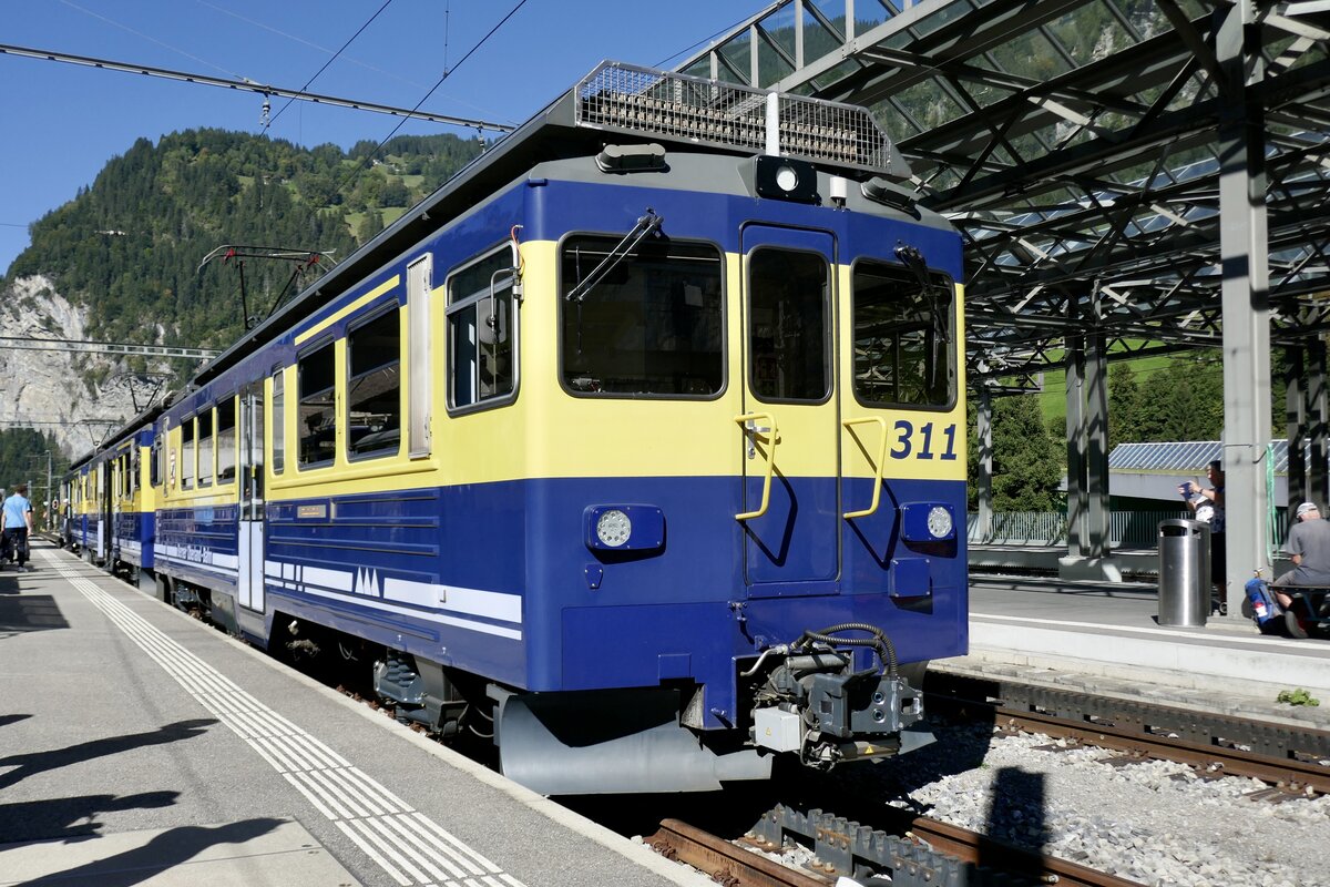 Die drei ABeh 4/4 II 311–313 am 19.9.25 im Bahnhof Lauterbrunnen.