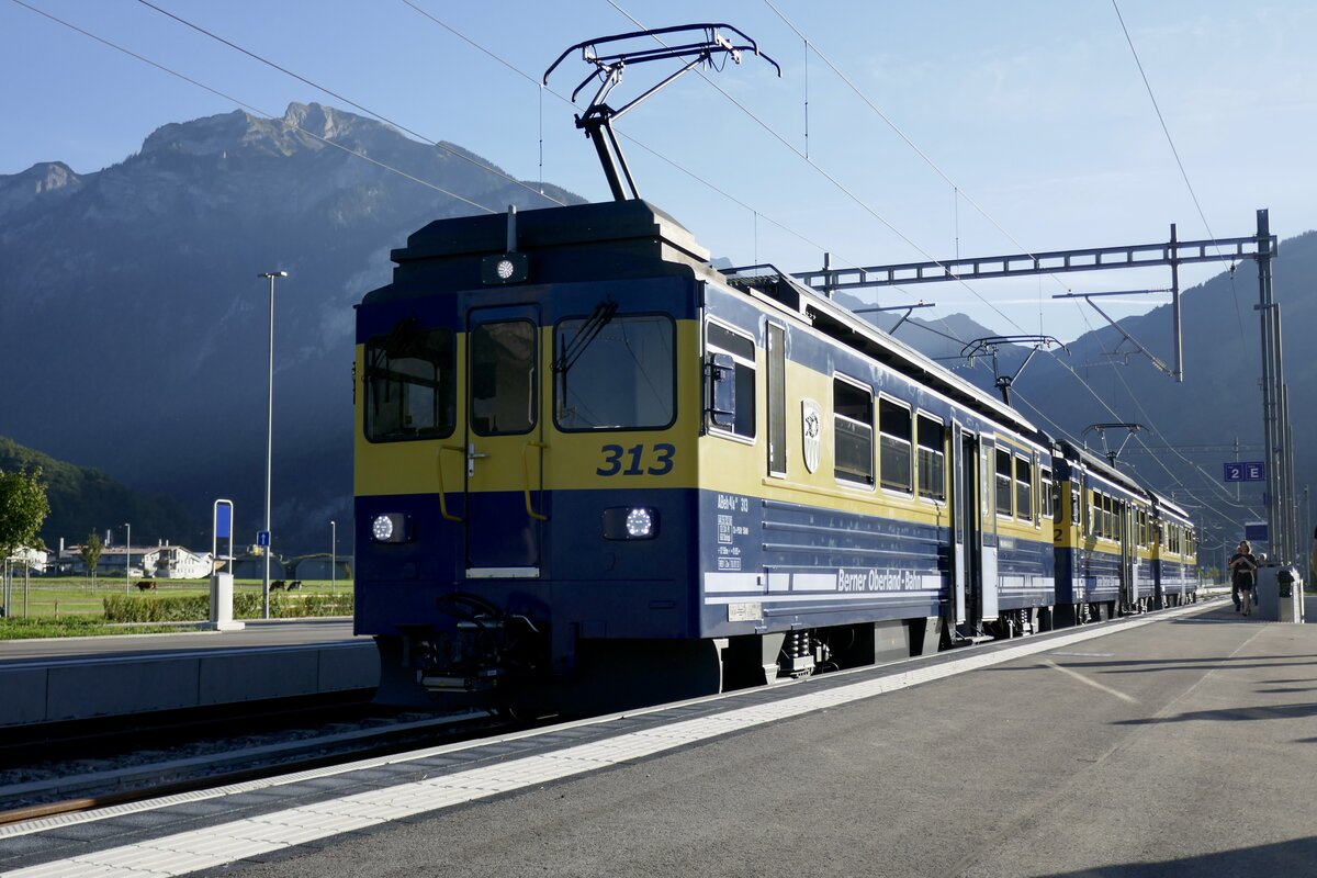 Die drei ABeh 4/4 II 313–311 am 19.9.25 bei einem Zwischenhalt in Matten.