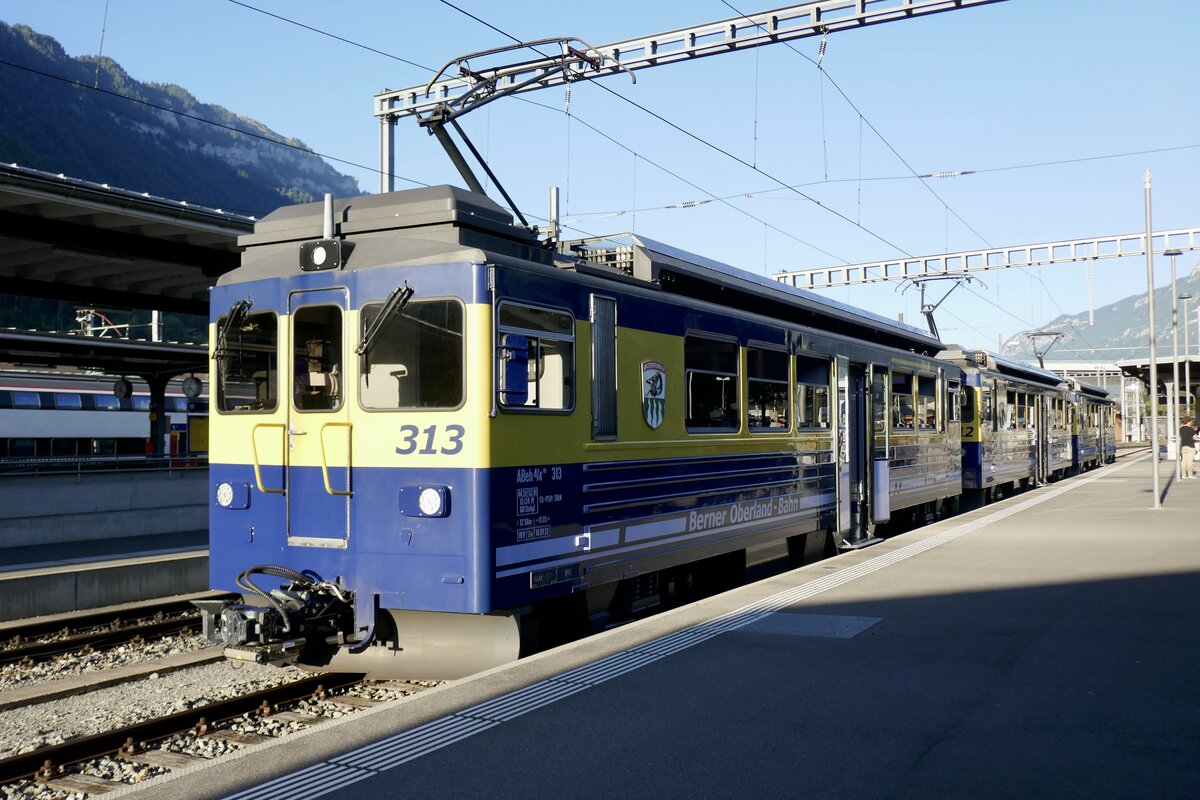 Die drei ABeh 4/4 II 313–311 am 19.9.25 zum letzten mal im Bahnhof Interlaken Ost.