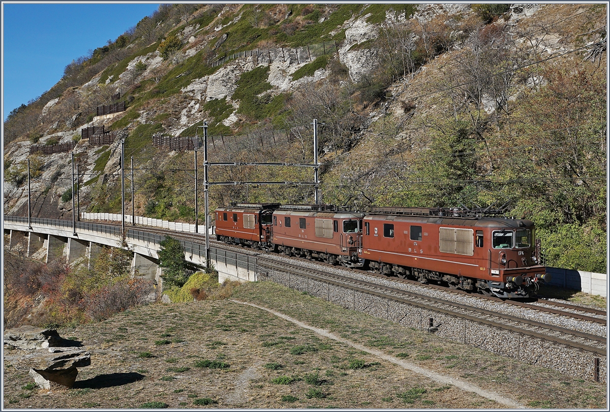 Die drei BLS Re 4/4 174, 194 und 190 sind als Lokzug kurz nach Lalden Richtung Brig unterwegs.
25. Okt. 2017