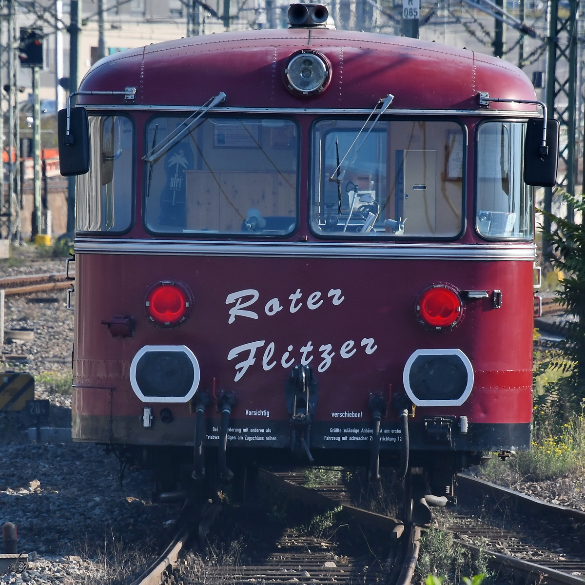 Die dreiteilige Uerdinger-Garnitur  Roter Flitzer  verlässt im September 2019 den Hauptbahnhof Stuttgart zu einer Sonderfahrt nach Mosbach (Baden).