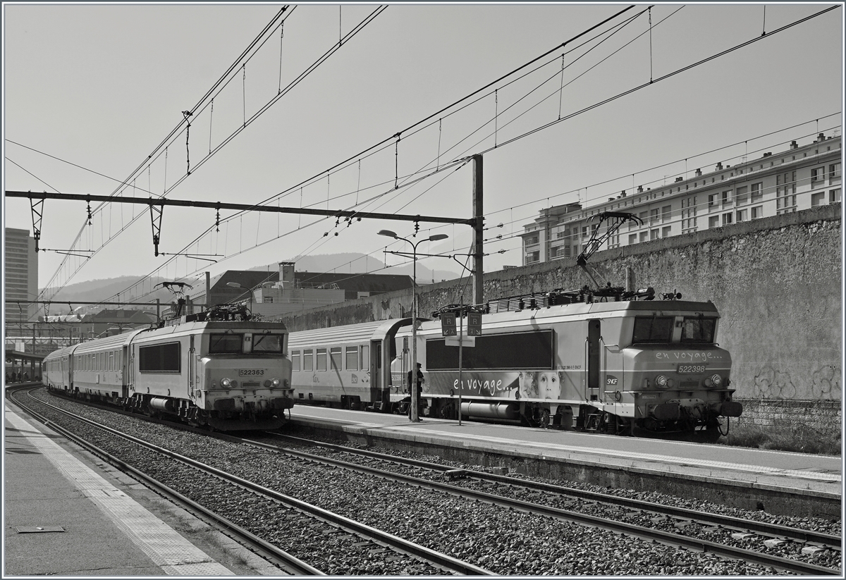Die dreiteiligen SNCF Z 24500 2N NG, nun meist in hellblau dominieren dem TER Verkehr in Chambéry-Challes-les-Eaux, doch weiterhin verkehren etliche TER mit den BB 22200  nez cassé  und  Corail -Wagen, so dass hier die beiden SNCF BB 22398 und BB 22363 mit ihren TER Zügen auf dem Bild Platz fanden. 

22. März 2022