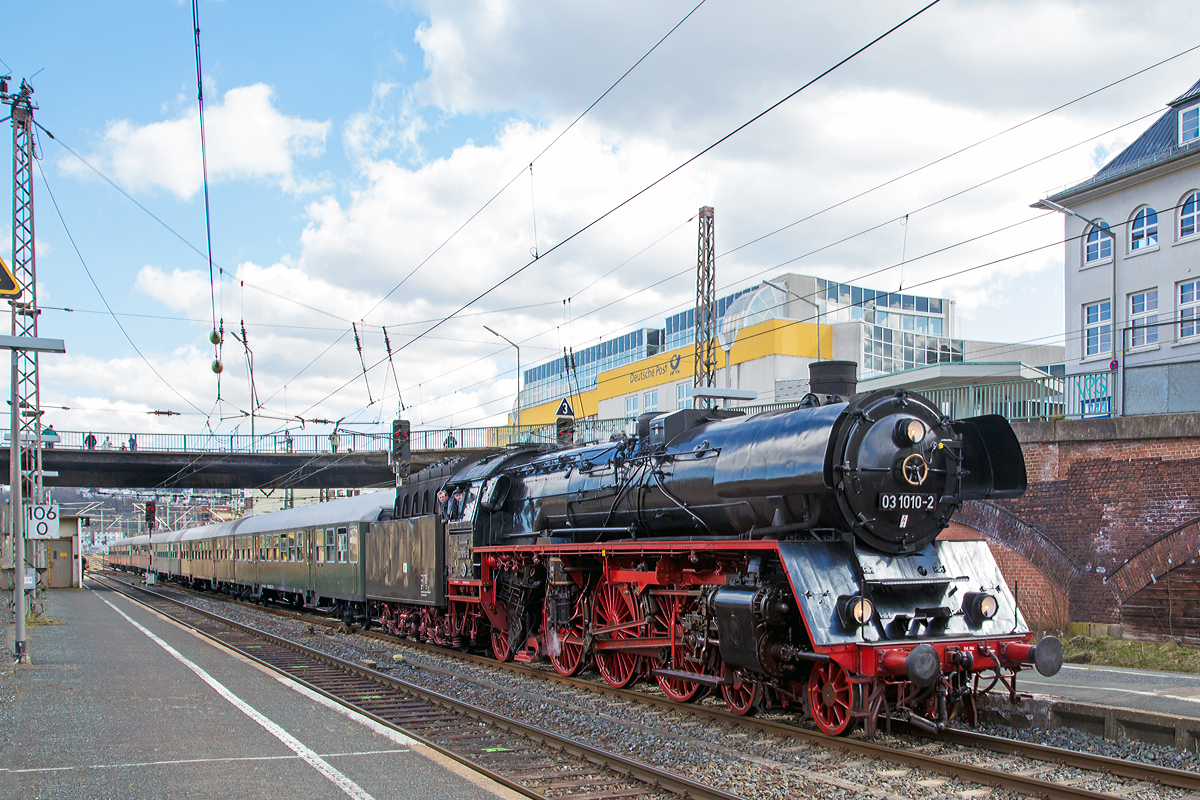 Die Dreizylinder-Schnellzug-Dampflokomotive 03 1010-2, ex DR 03 0010-3,  der Traditionsgemeinschaft Bw Halle P e.V. fährt am 05.04.2015 mit dem Dampfsonderzug (Osterfahrt) der Eisenbahnfreunde Treysa e.V. in den Hauptbahnhof Siegen ein.  

Die Lok wurde 1940 von der Lokomotivfabrik Borsig in Berlin unter der Fabriknummer 14921gebaut, der Kessel (ReKo-Kessel) wurde 1959 vom Raw Meiningen unter Fabriknummer 23 gebaut. Die meisten Lok bekamen im Rekonstruktionsprogramm eine Mischvorwärmer-Anlage, jedoch nicht die 03 1010 sie behielt ihre Oberflächenvorwärmer. Da die Lok mit Riggenbach-Gegendruckbremsen ausgestattete Lokomotiven, bei der VES M in  Halle vorwiegend als Bremslokomotiven eingesetzt wurden. Der gekuppelte Tender ist von der ehem. 03 1016. 

Vom August 1967 bis Januar 1982 wurde die Lok mit einer Ölfeuerung eingesetzt und fuhr somit als DR 03 0010-3.

Eigentümer der Lok ist das DB Museum Nürnberg, sie ist eine Leihgabe an den Förderverein Schnellzugdampflok 03 1010 e.V. Seit Juli 2011 ist die Lok wieder betriebsfähig. Im August 2014 erhielt die Lok im DLW Meiningen eine Kesseluntersuchung. Im Verlauf ihres Lokomotivlebens hat die 03 1010 bisher mehr als 2,3 Millionen Kilometer zurückgelegt, seit der Wiederinbetriebnahme sind es schon über 80.000 km.
Die angeschriebene NVR-Nummer ist 90 80 0013 010-8 D-HLP

Quellen: http://www.03-1010.de/index.html  und http://www.eisenbahn-museumsfahrzeuge.com

