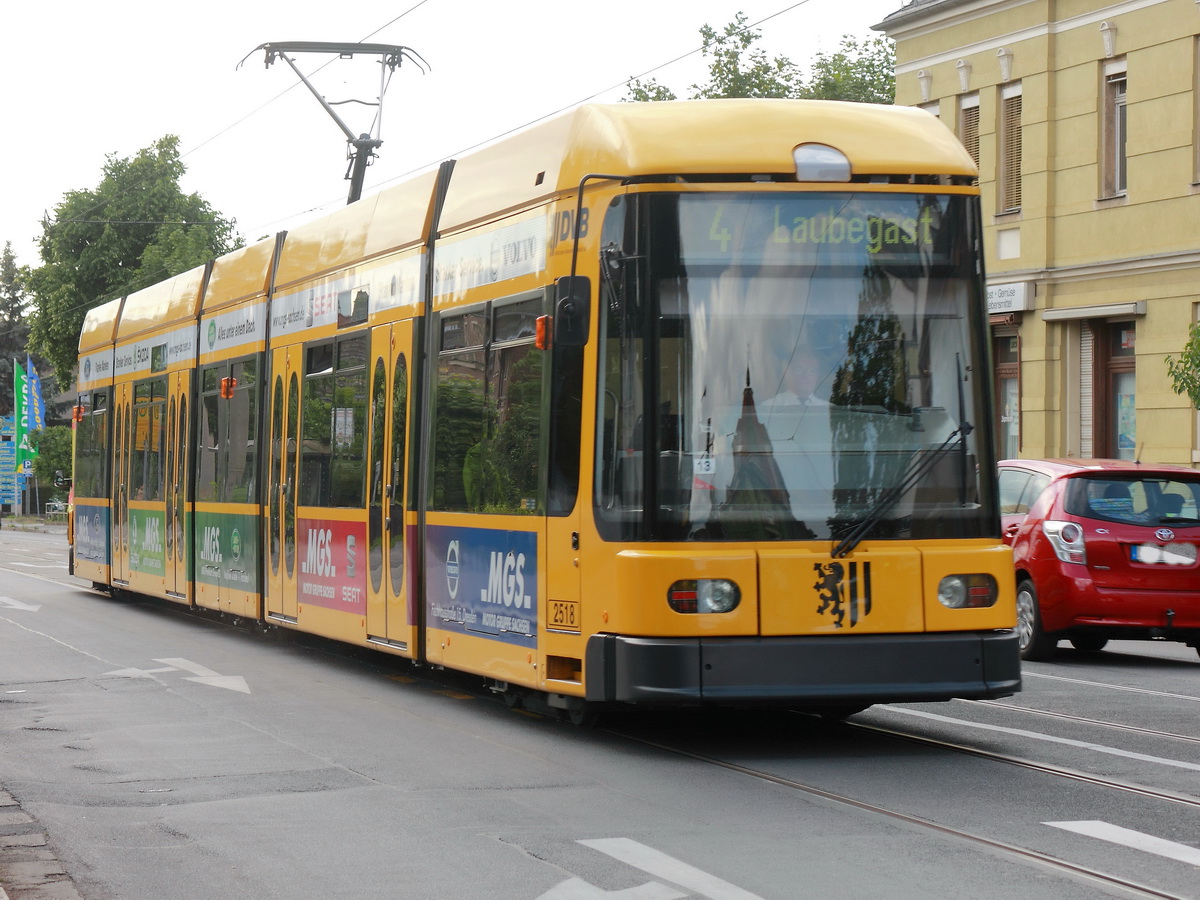 Die Dresdner 2518 am 20. Juni 2015 in der Meißner Strasse in Richtung Laubegast als Linie 4 in Radebeul.