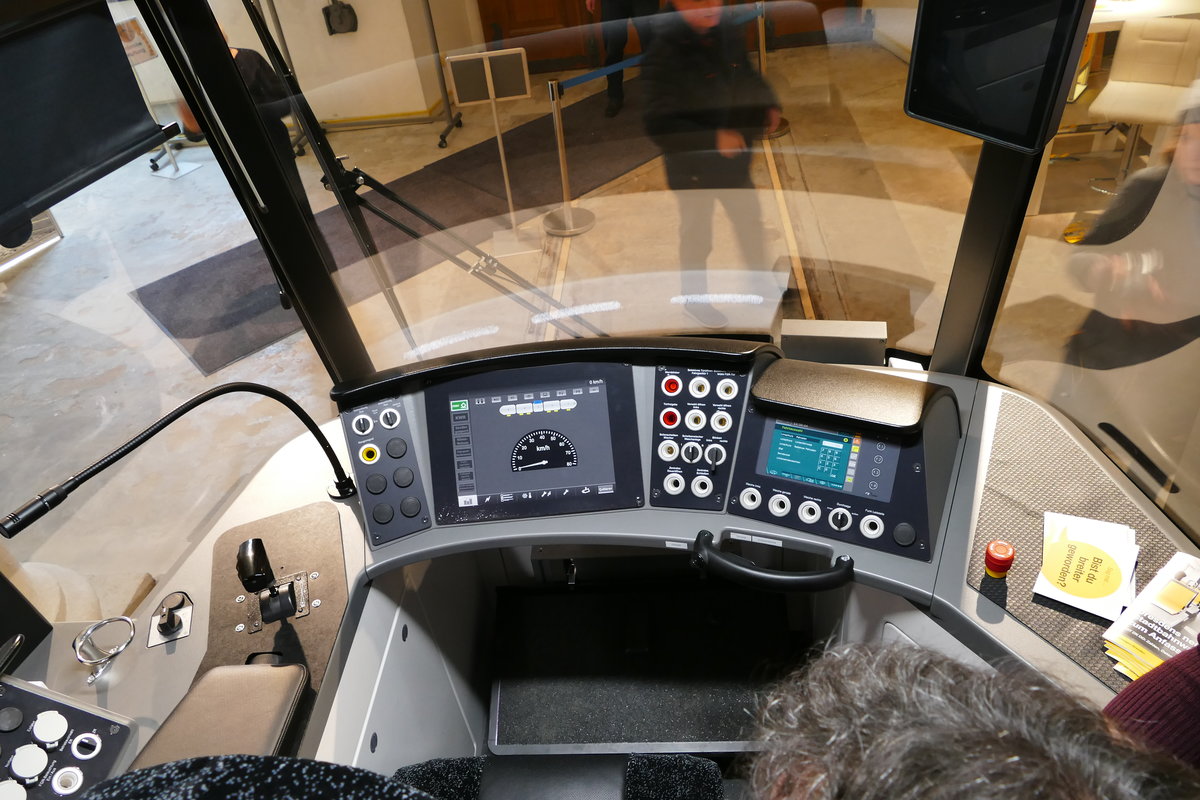 Die Dresdner Verkehrsbetriebe AG hatte eingeladen, am 8. Januar 2020 ein 1:1-Modell des neuen Stadtbahnwagens, (Mockup) zu besichtigen. Am Hintereingang des Verkehrsmuseums hatten sich schon vor 10 Uhr einige Interessierte eingefunden. Angefertigt hat das Modell eine Chemnitzer Designwerkstatt. Es ist neun Meter lang, wiegt 6 Tonnen und zeigt den Innenraum von der ersten Tür bis einschließlich der Fahrerkabine. Nachdem seitens des Bestellers alle Anforderungen abgesprochen worden sind, soll im März 2020 mit der Fertigung in Görlitz und Bautzen begonnen werden. Im Juni 2021 soll das erste der 30 bestellten Ein- (21) und Zweirichtungsfahrzeuge (9) in Dresden auf den Schienen stehen. Die Bezeichnung des Fahrzeugs lautet entsprechend der Informationsbroschüre NGT DX DD.