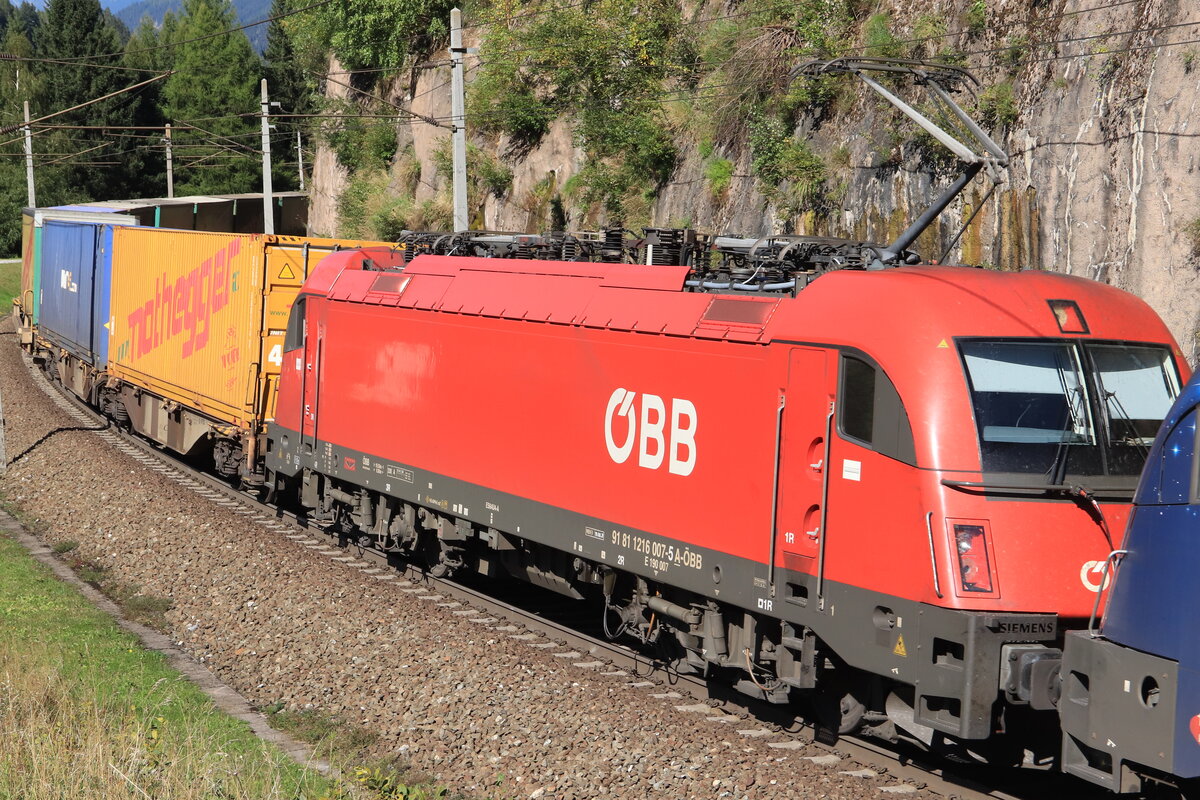 Die dritte Lok des schweren Nothegger KLV Zuges war die ÖBB 1216 007-5. Aufgenommen bei Gries am Brenner am 25.09.2021