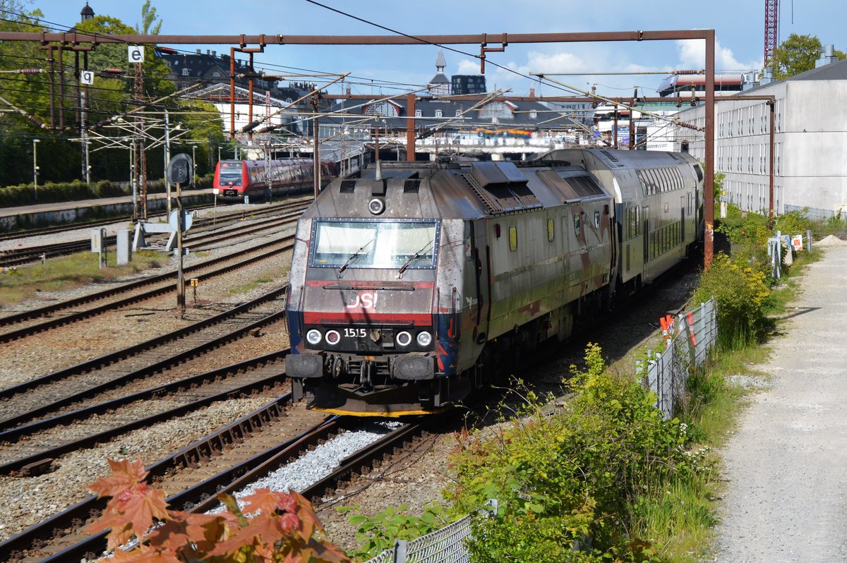 Die DSB 1515 schiebt am 13.05.2019 einen Zug in den Bahnhof Osterport in Kopenhagen.