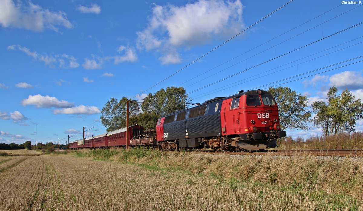 Die DSB Mz 1401 (Museumslok der Jernbane) fuhr am 8.10.17 im auftrag des Jernbanemuseet Odense den Überführungszug VM6315 (Bramming - Odense) eine Minute zu früh durch Nørre Aaby (B. Middelfart).
Die fahrt wurde duch das  Jernbanemuseet Odense  angekündigt, die stellten auch großzügig informationen bereit.
Der Zug beinhaltete folgende wagen: 
Mz1401 <- AC42 - AX 393 - BU 3703 - CC 1132 - CLE 1678 - DB 5101 - Ks 281.
Unter den Wagen befanden sich auch wagen der Kappelner Dampfeisenbahn, die zum teil verschrottet werden sollen da sich eine Museale aufarbeitung nicht lohnen würde.