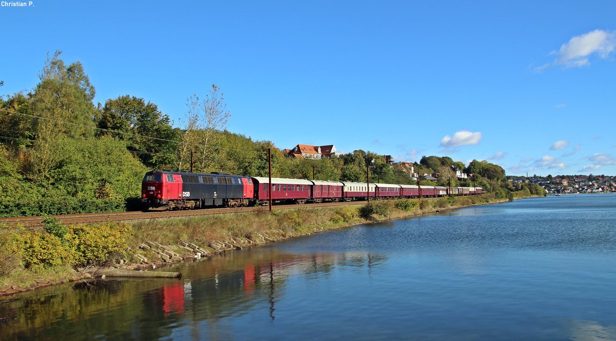 Die DSB Mz 1401 (Museumslok der Jernbane) fuhr am 8.10.17 im auftrag des Jernbanemuseet Odense den Überführungszug VM6314 (Randers - Bramming) auf die Minute genau durch Kolding (Jens Holms Vey).
Die fahrt wurde duch das  Jernbanemuseet Odense  angekündigt, die stellten auch großzügig informationen bereit.
Der Zug beinhaltete folgende wagen: 
Mz1401 <- AC42 - AX 393 - BU 3703 - CC 1132 - CLE 1678 - DB 5101 - Buh 704 - CLE 1672 - Bhl 401 - Hast 49804 - Ks 281.
Unter den Wagen befanden sich auch wagen der Kappelner Dampfeisenbahn, die zum teil verschrottet werden sollen da sich eine Museale aufarbeitung nicht lohnen würde.
