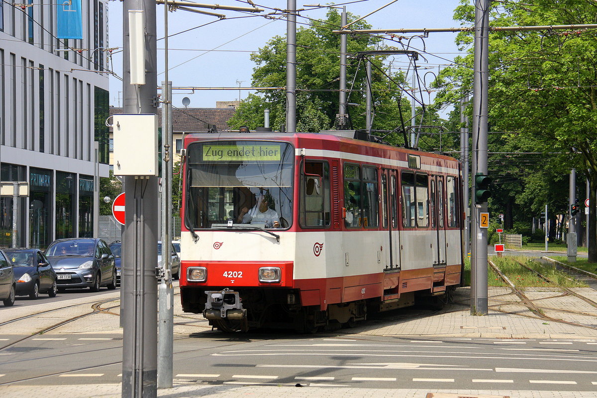 Die Düsseldorfer-Straßenbahn fährt von Krefeld-Rheinstraße nach Düsseldorf-Hbf. 
Aufgenommen von der Rheinstraße in Krefeld. 
Bei Sommerwetter am Nachmittag vom 28.5.2017.