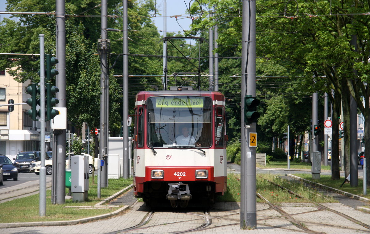 Die Düsseldorfer-Straßenbahn steht in der Rheinstraße in Krefeld.
Aufgenommen von der Rheinstraße in Krefeld.
Bei Sommerwetter am Nachmittag vom 28.5.2017.