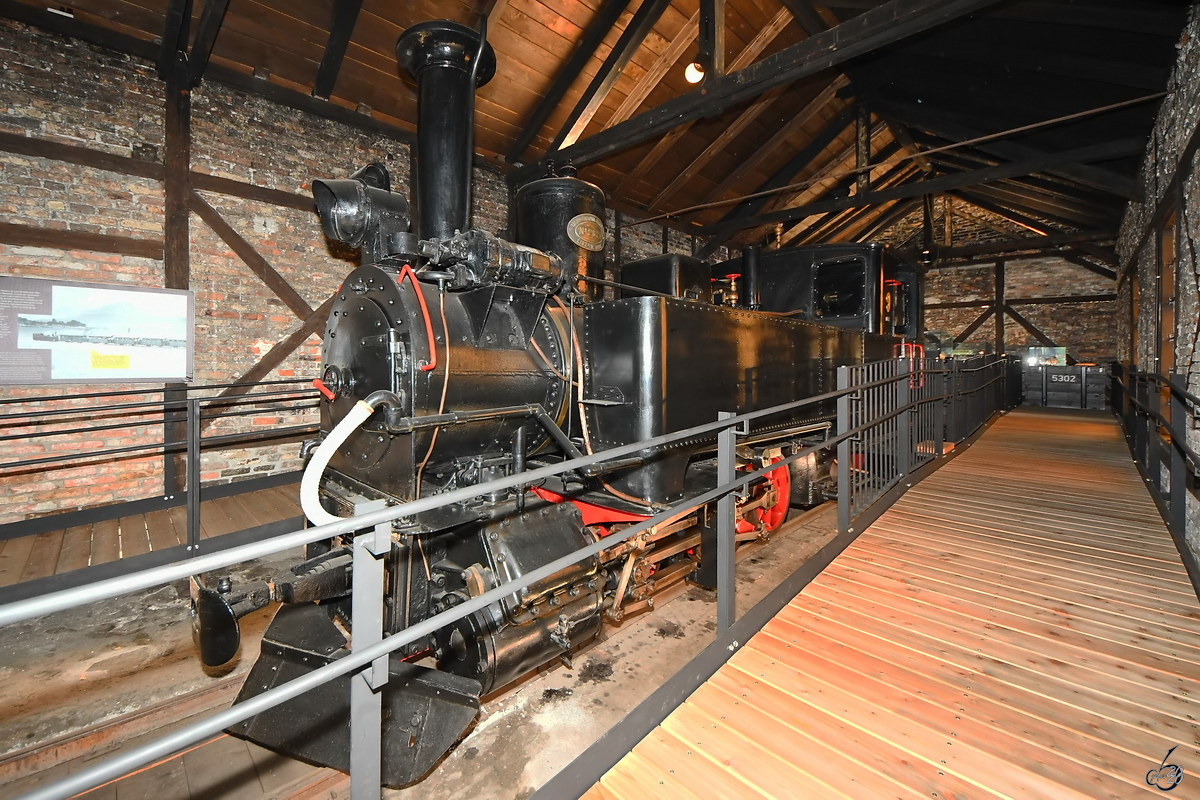 Die  düstere  Atmosphäre in diesem kleinen Ausstellungsraum empfand ich als recht angenehm. Hier sind 2 Dampflokomotiven ausgestellt, eine davon ist die 2821/93  Nr. 9 . (Museum der Ischler Bahn in Mondsee, August 2020)