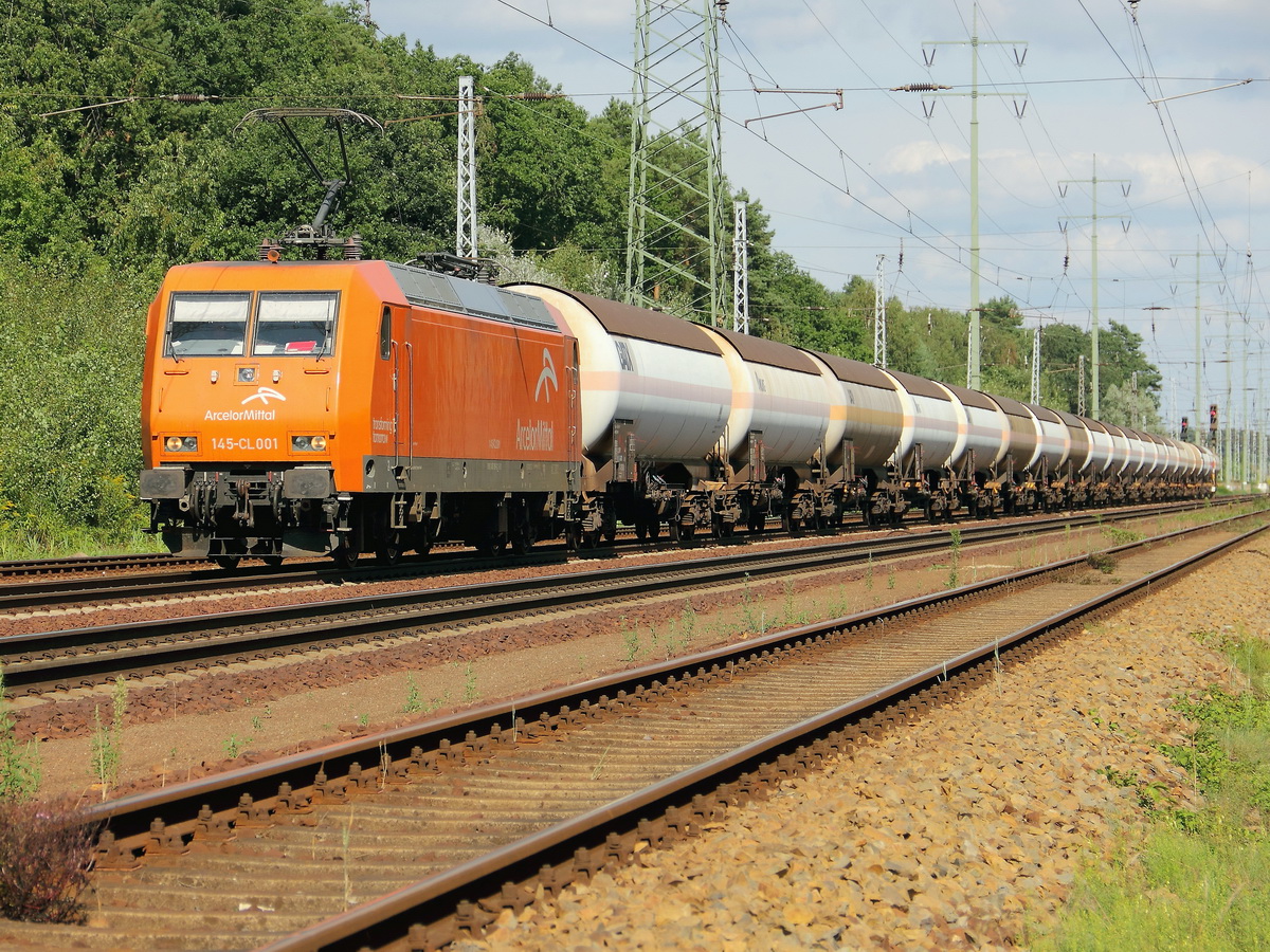 Die durch die HGK von der EKO Trans gemietete 145-CL001 (145 501) mit einem Kesselzug am 31. Juli 201 aus Richtung Berlin kommend  auf dem südlichen Berliner Außenring  in Höhe  Diedersdorf. 
EKO Trans hat die 145-CL001  von HML gemietet 
