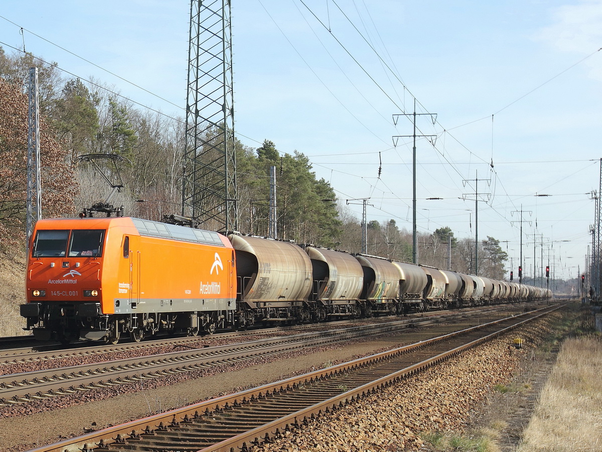 Die durch die HGK von der EKO Trans gemietete 145-CL001 (145 501) am 08. März 2015  aus Richtung Berlin kommend  auf dem südlichen Berliner Außenring  in Höhe  Diedersdorf in Brandenburg mit einem Kesselzug.