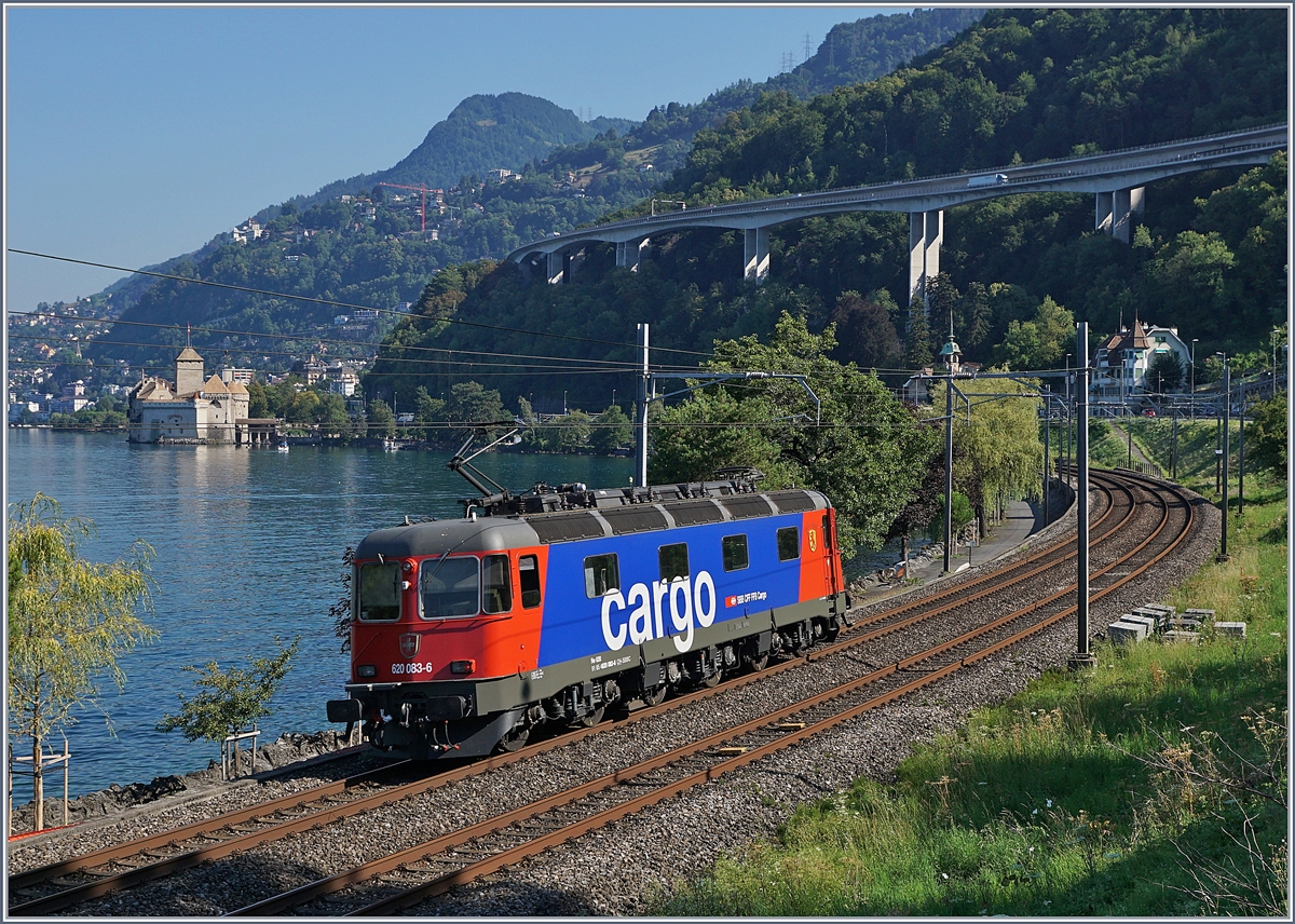 Die durch ihre saubere Farbegebung diesen Sommer besonders aufgefallene SBB Re 620 083-6  Amsteg Silenen  bei Villeneuve auf der Fahrt Richtung Lausanne.

3. August 2018

