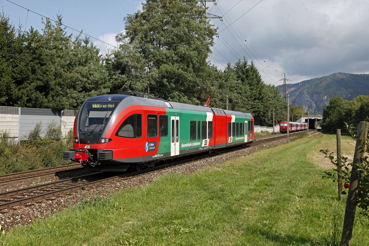 Die durchgehenden Z�ge der S11 von �belbach nach Graz werden mit Triebwagen der Reihe 4062 der Steierm�rkischen Landesbahnen gef�hrt. Hier zu sehen mit 4062.002 bei St�bing am 5.09.2013.