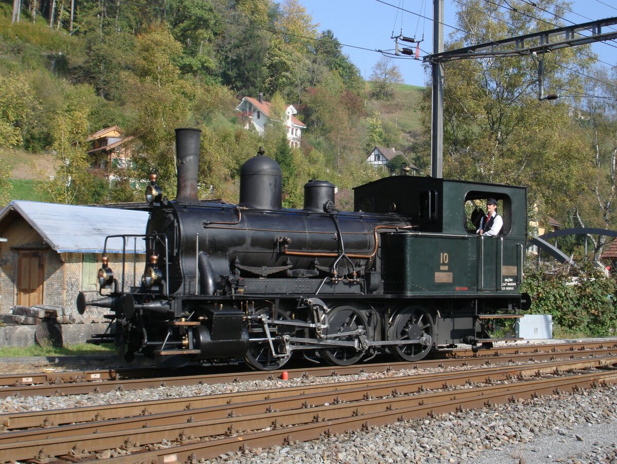 Die DVZO-E 3/3 10 (ehemals SBB E 3/3 8476, Baujahr 1907) am 14. Oktober 2007 bei einem Manöver in Bauma.