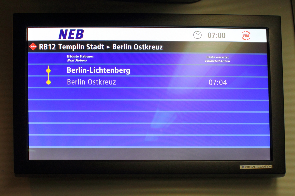 Die dynamische Fahrgastinformation (DFI) der Fa. Interautomation im VT 0010 (95 80 0643 117-4 D-NEBB)auf der RB am 13.12.2015.
Die im Zug angezeigten Anschlussinformationen werden permanent aktualisiert – so sind die Fahrgäste stets über die aktuelle Verkehrssituation informiert.

