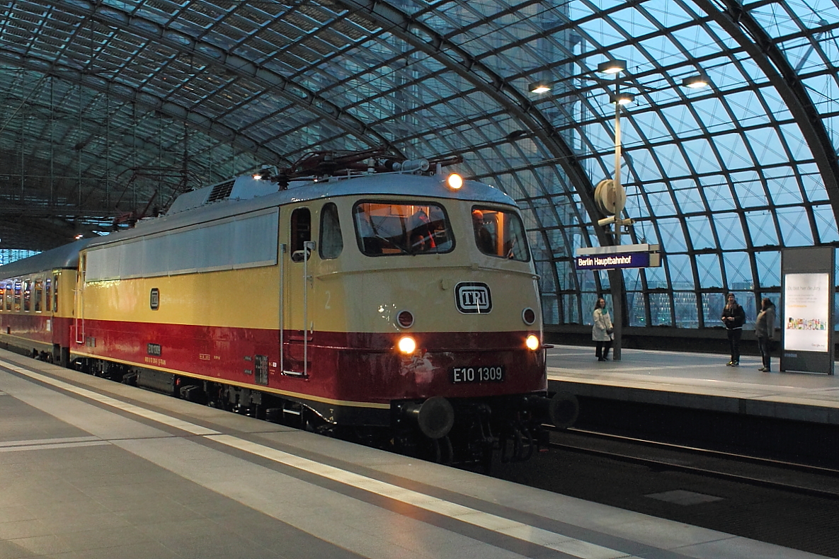 Die E 10 1309 wurde im DB Fahrzeuginstandhaltung GmbH Werk Dessau aufgearbeitet.
Bei der Überführung von Dessau nach Köln durchfährt sie am 13.02.2016 den Berliner Hauptbahnhof.
Die Maschine wurde 1963 bei Krauss-Maffei in München unter der Fabriknummer 19014 gefertigt.
Unter der Nummer E 10 1309 später unter 112 309-0 und 113 309-9 war sie in verschiedenen Bereichen der Bundesbahn bzw. DB AG eingesetzt.
Bei ihren neuen Besitzer, der Train Rental International GmbH Eckental-Eschenau, fährt sie wieder unter der ursprünglichen Nummer.
