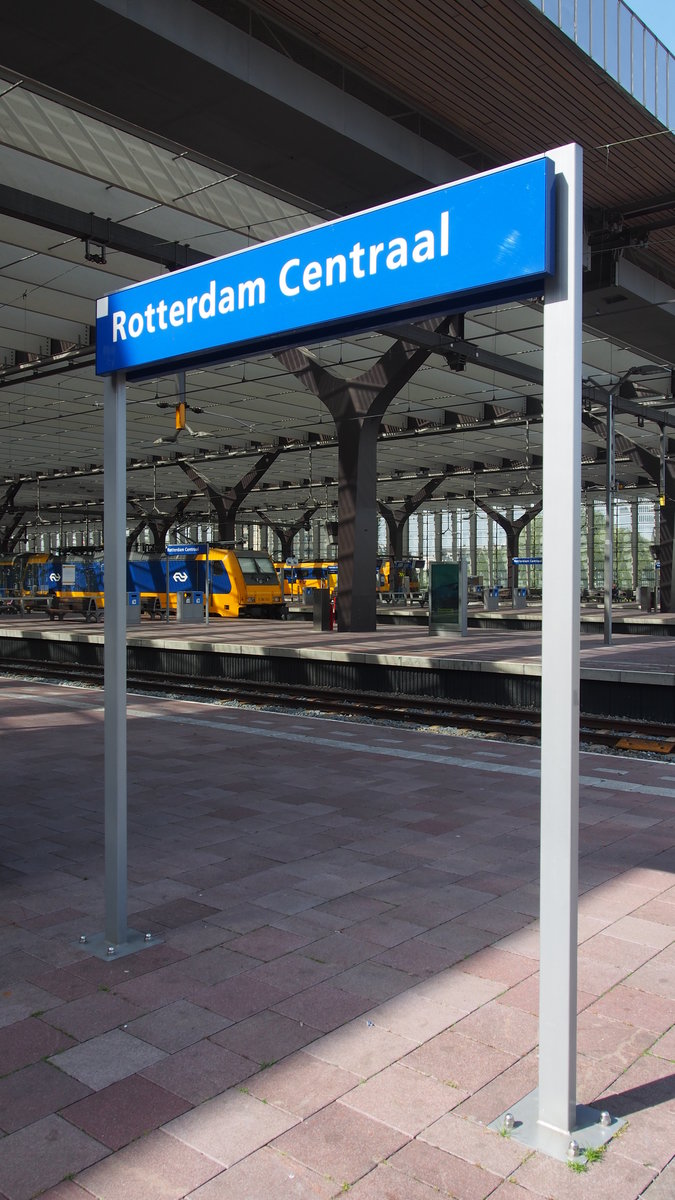 Die E 186 013 schiebt am 16.09.2018 den IC 1142 von Rotterdam nach Den Haag aus den wirklich schön licht gestalteten Bahnhof Rotterdam Centraal.

Rotterdam, der 16.09.2018