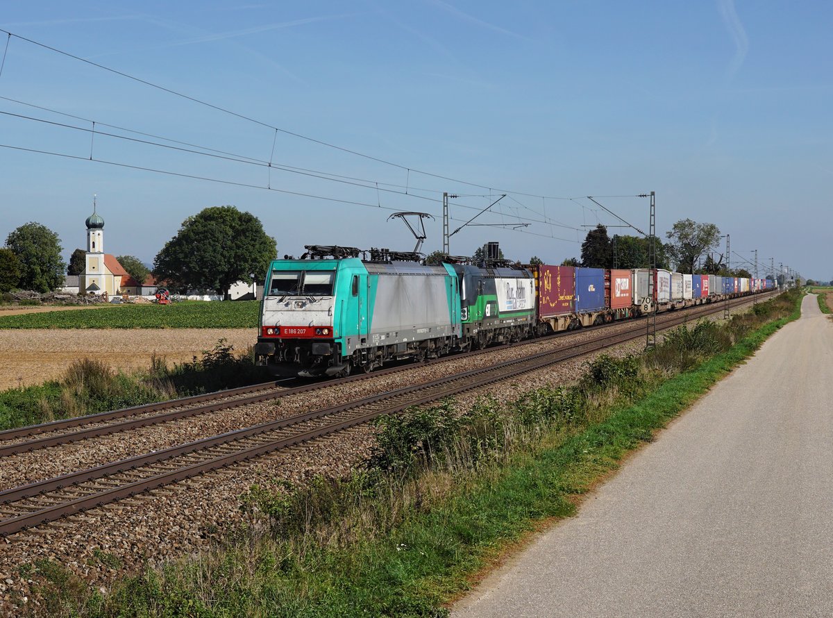 Die E 186 207 und die 193 229 mit einem KLV-Zug am 16.09.2018 unterwegs bei Amselfing.