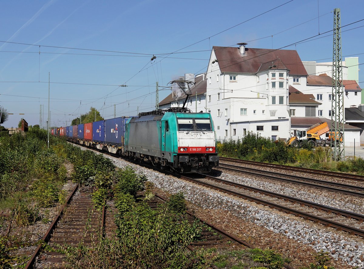 Die E 186 207 mit einem KLV-Zug am 16.09.2018 bei der Durchfahrt in Sünching.