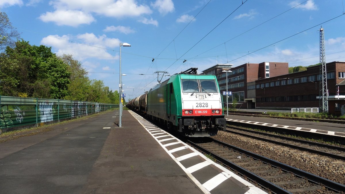 Die E 186 220 (2828) mit einem Güterzug von Köln kommend durch Königswinter richtung Koblenz.

Königswinter
06.05.2017
