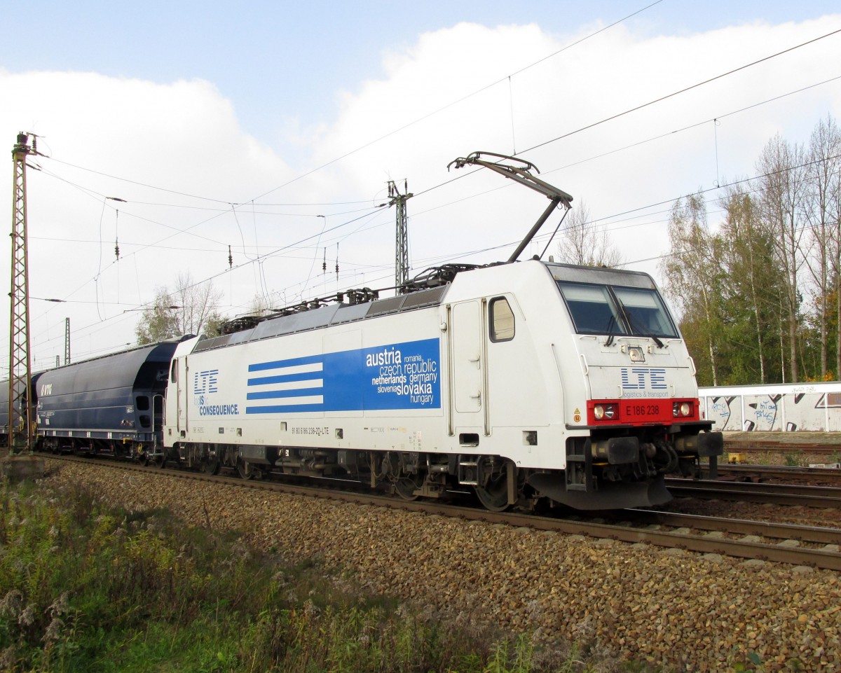 Die E 186 238 der LTE in Leipzig Thekla am 29.10.2014 mit Getreidewagen.