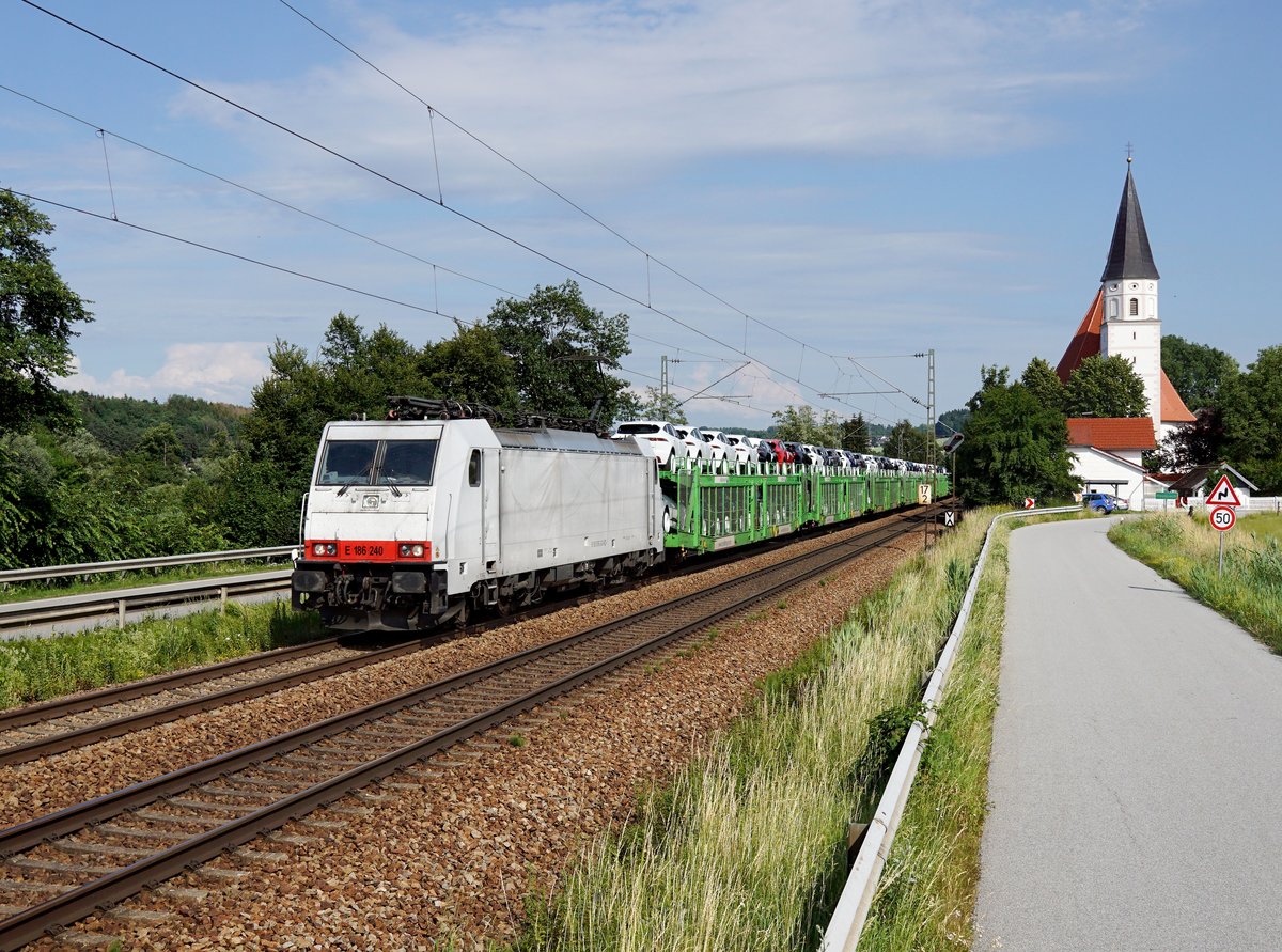 Die E 186 240 mit einem Autozug am 20.06.2019 unterwegs bei Hausbach.