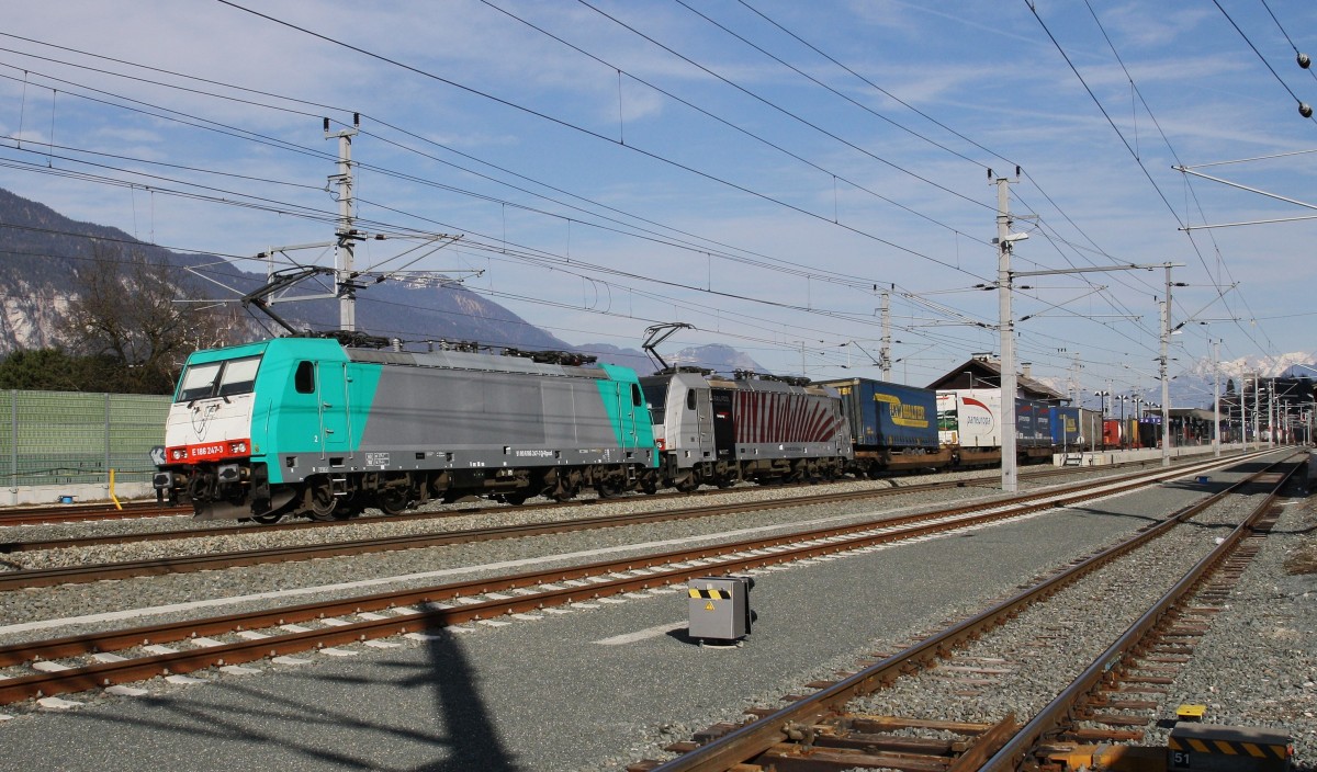 Die E 186 247-3 von Railpool durchfährt am 26.2.2014 zusammen mit 186 282-0 von Lokomotion den Bahnhof Brixlegg Richtung Italien. Wie immer mit einem KLV.