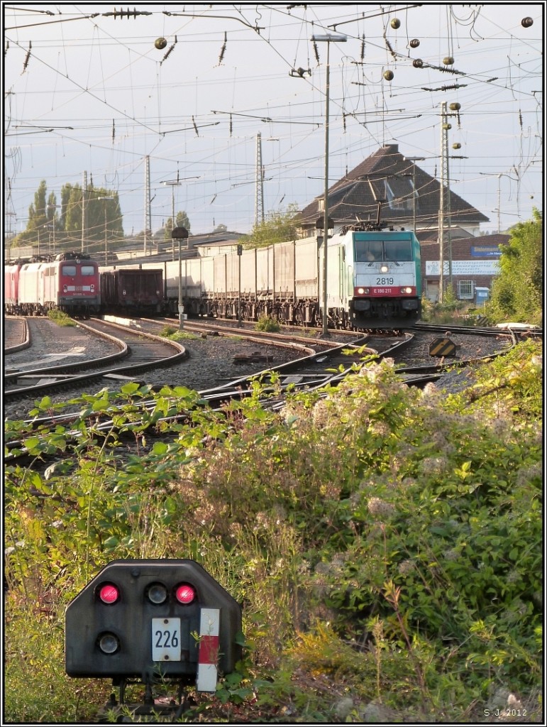 Die  E-186 (2819) steht abfahrbereit zur Weiterfahrt nach Belgien,am Haken ein Ambrogio Ganzzug.Szenario vom 30.August 2012.