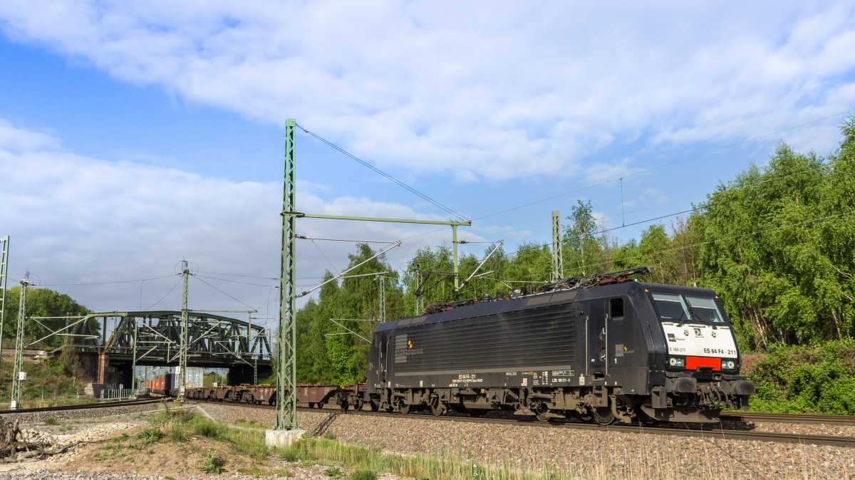 Die E 189-211 bei der Ausfahrt vom Güterbahnhof Karlsruhe. 15.04.2014