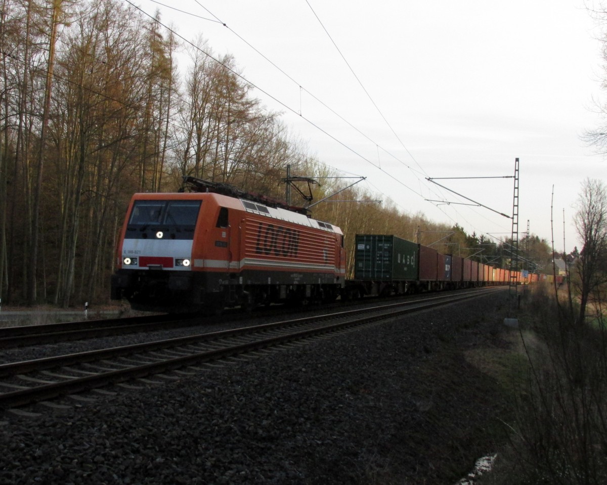 Die E 189 821 von Locon im Containerdienst nach Wiesau am frühen Morgen des 16.04.2015
