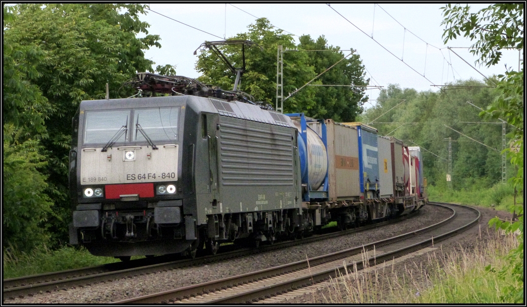 Die E 189 840 ist mit einen Güterzug unterwegs auf der Kbs 485 bei Rimburg. Hier zu sehen am 29.Juni 2015 auf ihrer Fahrt nach Aachen West.