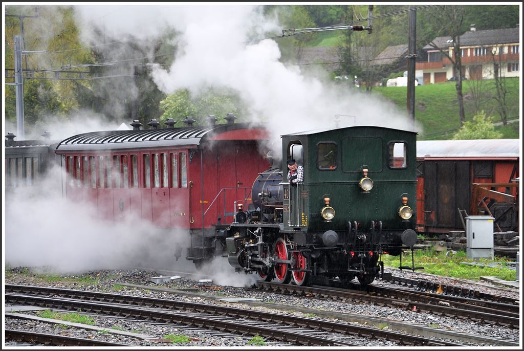 Die E 3/3 401  Bauma  dampft aus allen Ritzen. (03.05.2015)