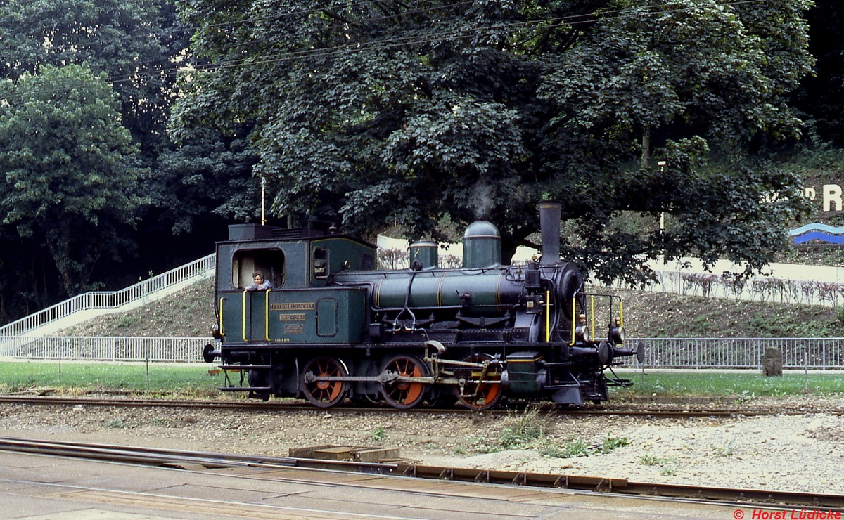 Die E 3/3 der Feldschlößchen-Brauerei (ex SBB 8481 SLM 1907/1877) wartet auf dem Anschlussgleis der Brauerei im Bahnhof Rheinfelden auf die nächsten Aufträge (Juli 1983)