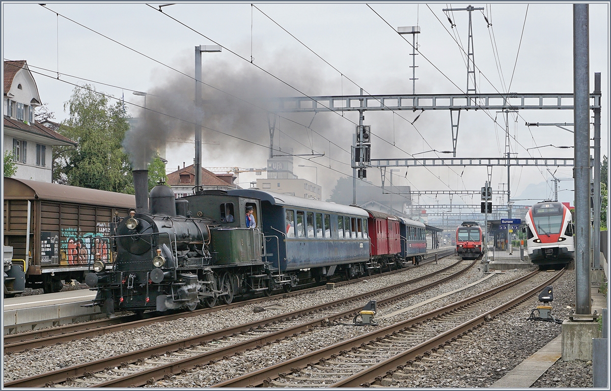 Die E 3/3 N° 5  Tigerli  (UIC 90 85 0008 479-7-1) der Sursee Triengen Bahn verlässt Sursee Richtung Triengen und der Blick des Lokführers gilt wohl dem Flirt; dieser FLIRT hätte mir beinahe das Bild zugefahren.
24. Juni 2018